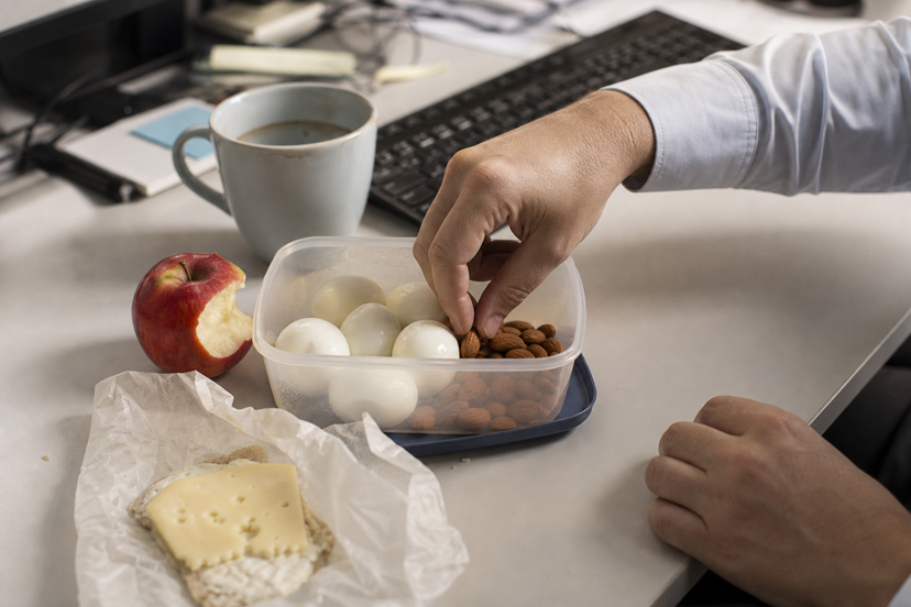 Gesunde Snacks fürs Büro: satt bleiben ohne Automaten-Zucker
